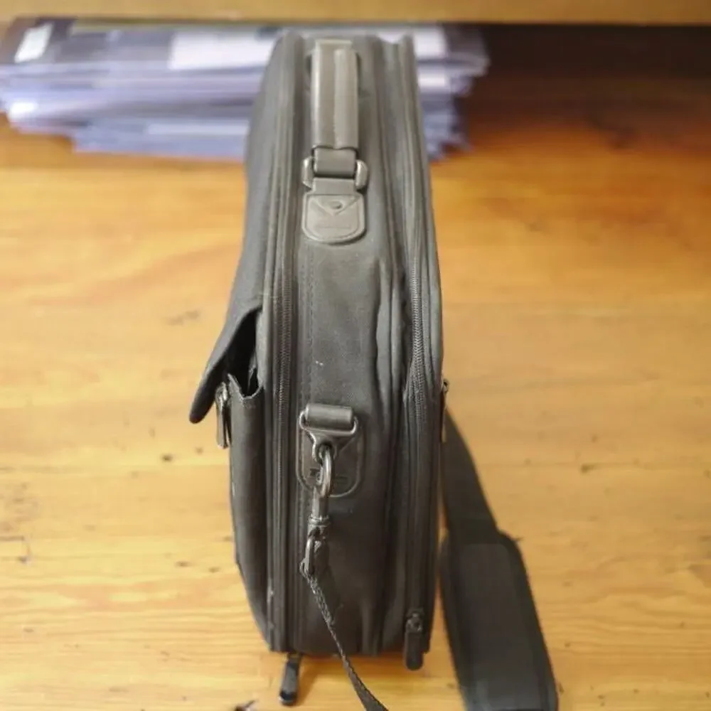 TARGUS Black Heavy Duty Laptop Bag Travel Briefcase w/ Shoulder Strap